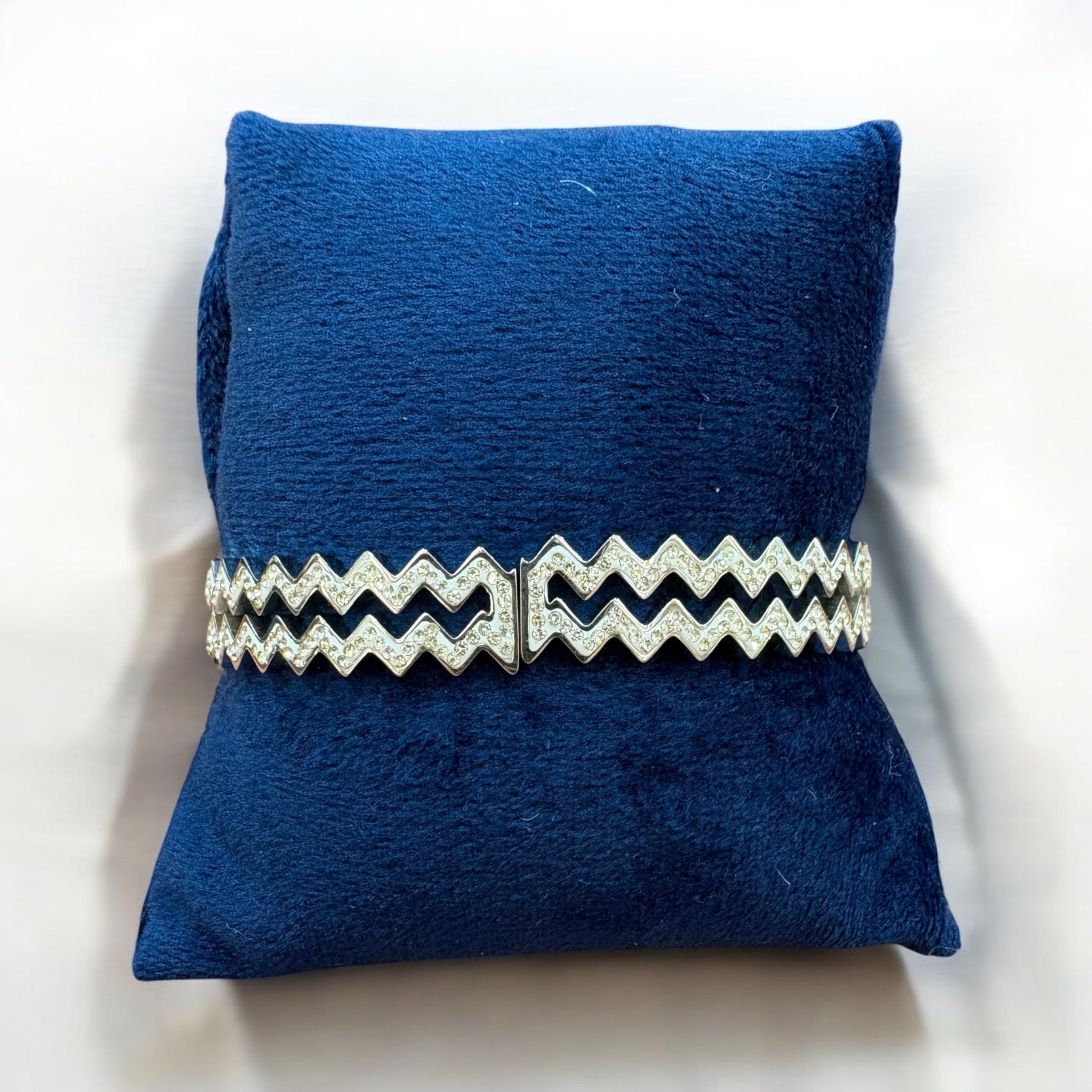Trendy Zigzag Pattern Bangle Bracelet - Stylish & Modern